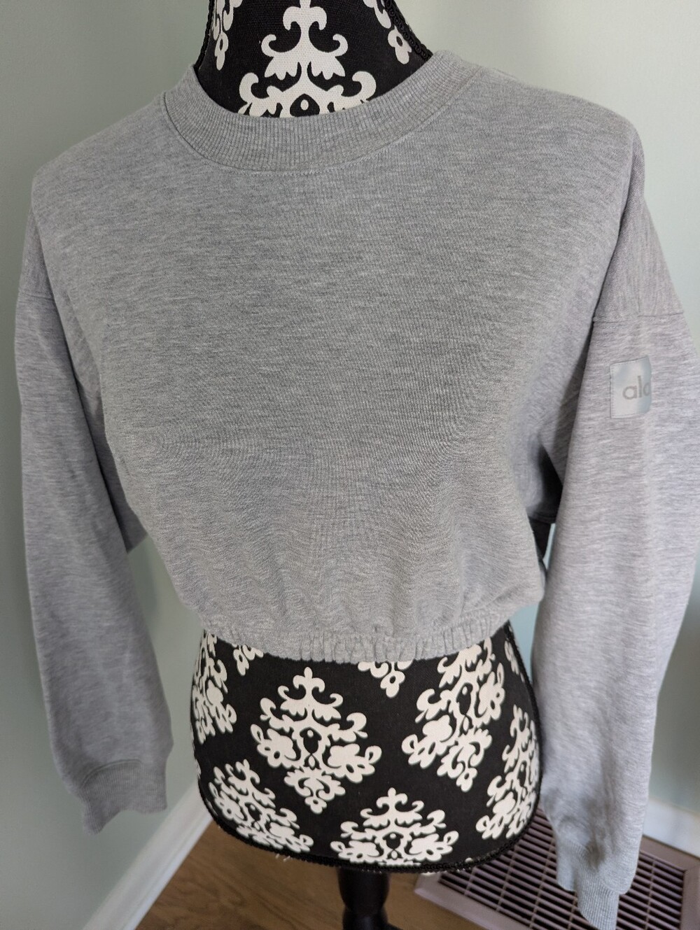 ALO Yoga Light Gray Cropped Crewneck Sweatshirt
